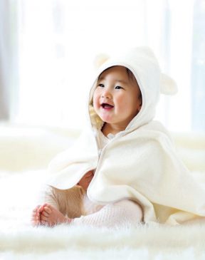 1秒タオルのおくるみに包まれた赤ちゃん